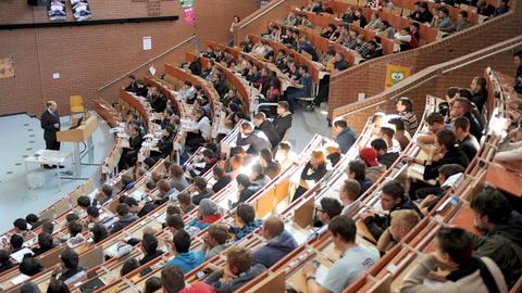 Viele Erstsemester sitzen im Hörsaal bei einer Einführungsveranstaltung an der Universität Kassel
