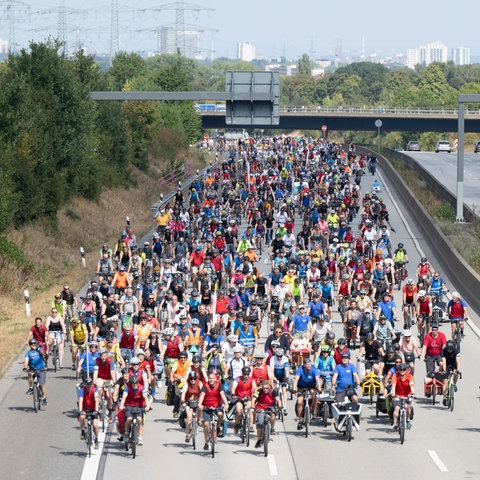 Strampeln für die Verkehrswende. Tausende Fahrradfahrer auf der A66