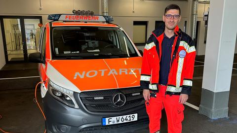 Felix Maximilian Fausel, Notarzt an der Varisano-Klinik in Höchst, vor dem Einsatzfahrzeug