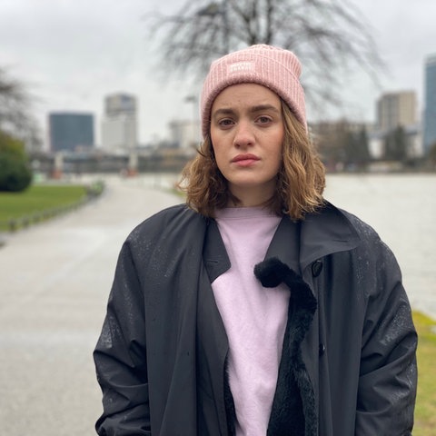 Felicia Binger steht am Frankfurter Mainufer