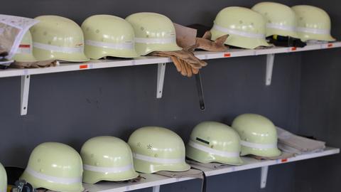 Helme der Freiwilligen Feuerwehr im Gerätehaus in Gemünden-Otterbach (Vogelsberg)