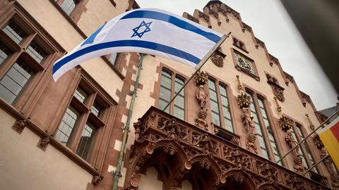 Am Sonntagmittag hing eine neue Israel-Flagge am Römer-Balkon.