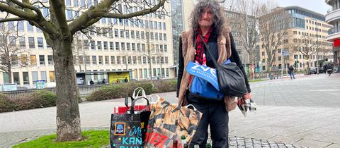 Christian aus Frankfurt sammelt Pfandflaschen für seinen Lebensunterhalt.