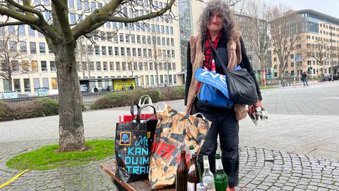 Christian aus Frankfurt sammelt Pfandflaschen für seinen Lebensunterhalt.