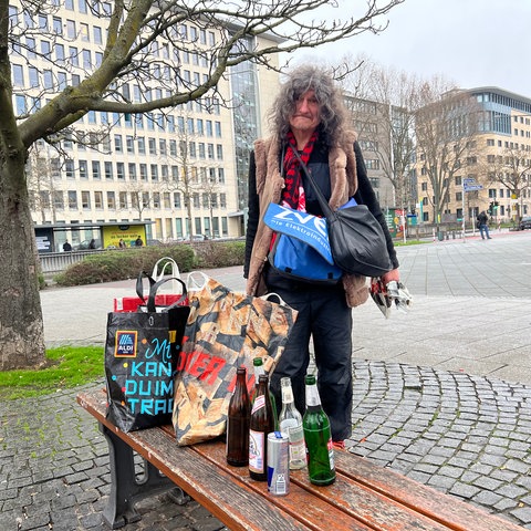 Christian aus Frankfurt sammelt Pfandflaschen für seinen Lebensunterhalt.