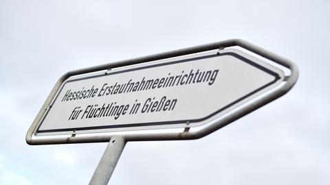 Schild mit der Aufschrift "Hessische Erstaufnahmeeinrichtung für Flüchtlinge in Gießen"