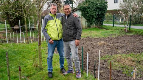 Nur die Kartoffeln sind ihm noch nicht geglückt: Jawad Mohammdi im "Flüchtlingsgarten" von Frank Liebig (links)