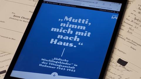 Tablet mit dem Titel "Muttin nimm mich mit nach Haus"-Ausstellung in Hadamar