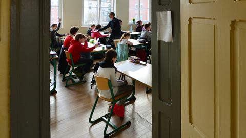 Blick in ein Klassenzimmer vom Flur durch die Tür