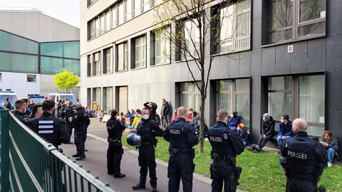 Polizisten halten Aktivisten in der Nähe des Frankfurter Hauptbahnhofs fest.