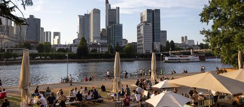 Café am Frankfurter Mainufer.