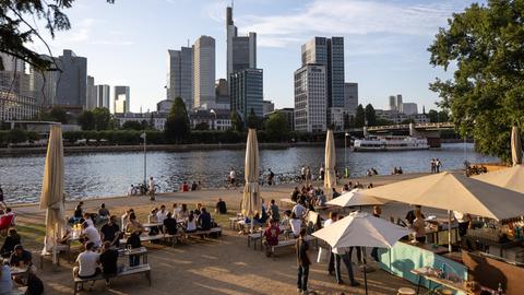 Café am Frankfurter Mainufer.