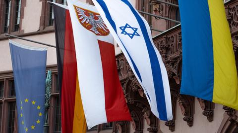 Frankfurter Römer: Neben der Flagge mit dem Stadtwappen, der Europa- und Deutschland-Flagge wurden aus Solidarität die Flaggen von Israel und der Ukraine gehisst.