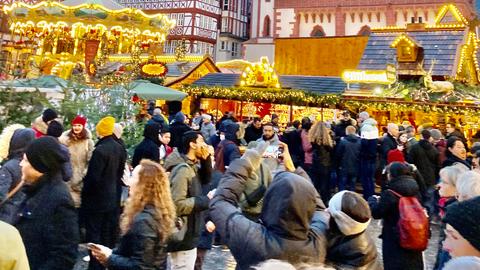 Menschenmasse beim Frankfurter Weihnachtsmarkt auf dem Römer 2019