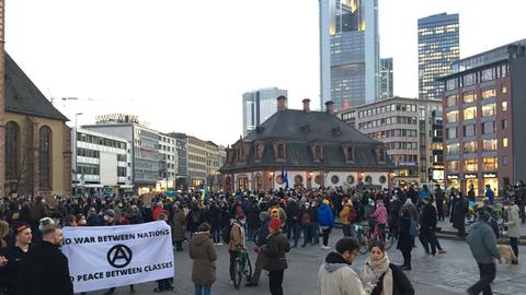 An der Frankfurter Hauptwache haben sich mehrere hundert Menschen zu einer Ukriane-Friedensdemo versammelt