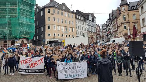 Schüler demonstrieren auf dem Marktplatz in Marburg.