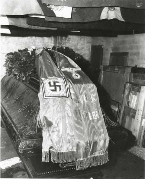 Historisches Foto eines Sarges mit Hakenkreuz-Fahne drauf