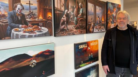 Der Frankfurter Ex-Polizist Friedrich Hucke steht in seiner Kunstgalerie in Donaueschingen vor seinen Bildern