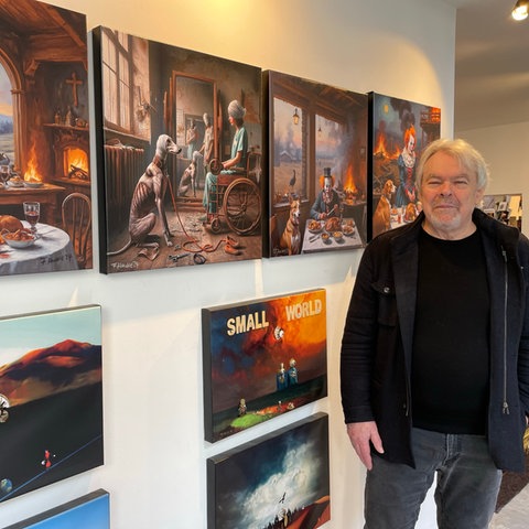 Der Frankfurter Ex-Polizist Friedrich Hucke steht in seiner Kunstgalerie in Donaueschingen vor seinen Bildern