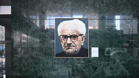 Porträt von Fritz Bauer in der Eingangshalle des Frankfurter Oberlandesgerichts