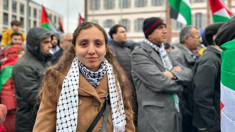 Deutsch-Palästinenserin Rojan Hasan steht auf einer Pro-Palästina-Demo in Darmstadt