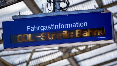 Eine Anzeigetafel für Fahrgastinformationen informiert im Bahnhof über Auswirkungen des GDL-Streiks.