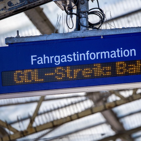 Eine Anzeigetafel für Fahrgastinformationen informiert im Bahnhof über Auswirkungen des GDL-Streiks.