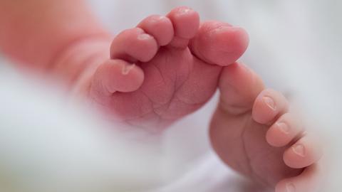 Die Füße eines Neugeborenen