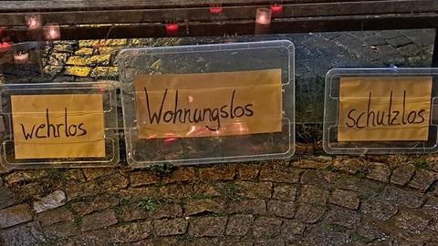 Kerzen und Tafeln mit der Aufschrift "Wehrlos, wohnungslos, schutzlos" wurden am Tatort am Darmstädter Luisenplatz aufgestellt.