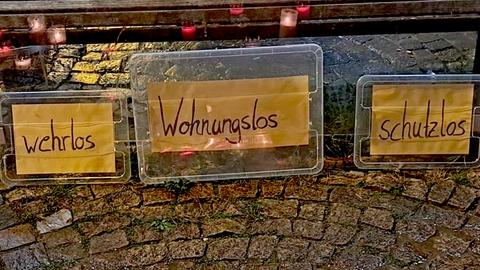 Kerzen und Tafeln mit der Aufschrift "Wehrlos, wohnungslos, schutzlos" wurden am Tatort am Darmstädter Luisenplatz aufgestellt.