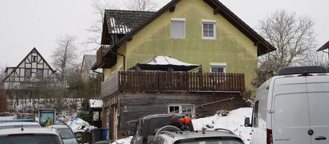 Gelbes Haus mit mehreren Autos davor