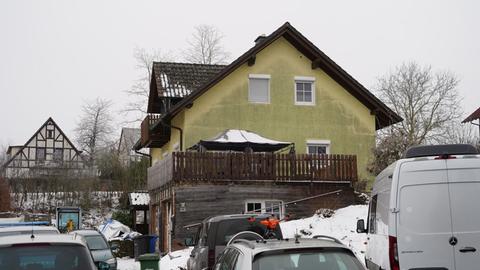 Gelbes Haus mit mehreren Autos davor