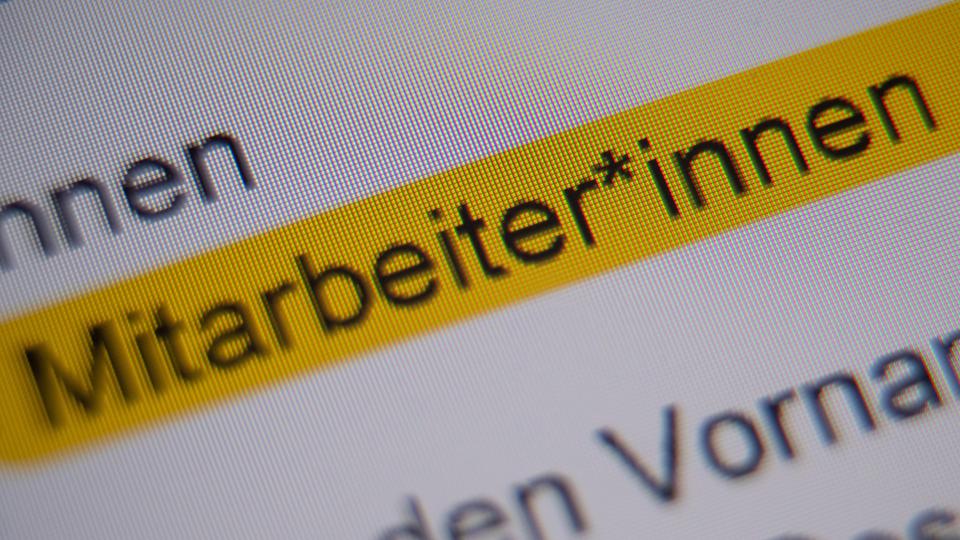 Das Wort Mitarbeiter*innen steht in einem Schriftstück als Beispiel für geschlechtergerechte Sprache. 