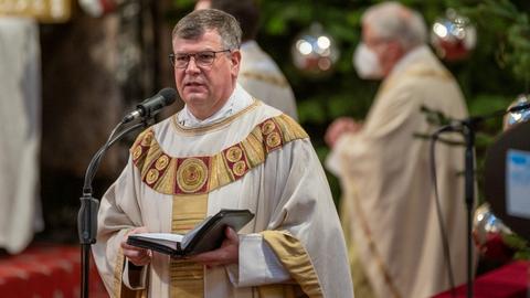 Generalvikar Christof Steinert aus dem Bistum Fulda steht in einer Kirche währens des Gottesdienstes.