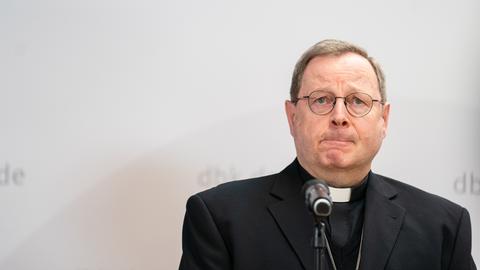 Portrait Georg Bätzing. Seine Augenbrauen sind nachdenklich zusammengeniffen, ebenso sein Mund.