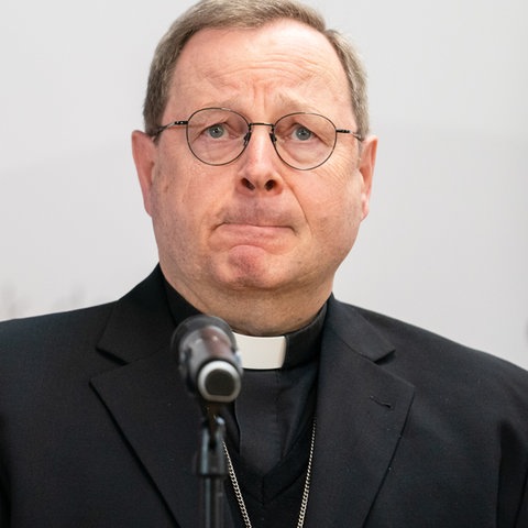 Portrait Georg Bätzing. Seine Augenbrauen sind nachdenklich zusammengeniffen, ebenso sein Mund.