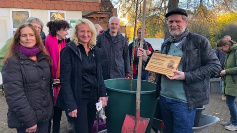 Die Kulturinitiative in Gertenbach mit dem Korbinianapfelbaum