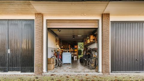 Gerümpel in einer Garage: Fahrräder, Kisten, Regale