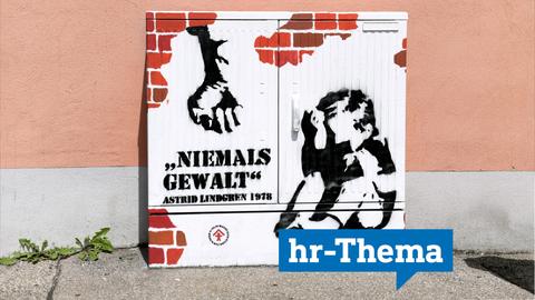 Ein bemalter Stromkasten auf einem Bürgersteig. Auf ihm ist ein Kind, das auf dem Boden sitzt und Schläge abwehrt, gemalt und ein Zitat von Astrid Lindgren "Niemals Gewalt" daneben.