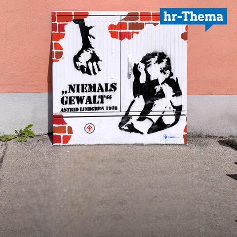 Ein bemalter Stromkasten auf einem Bürgersteig. Auf ihm ist ein Kind, das auf dem Boden sitzt und Schläge abwehrt, gemalt und ein Zitat von Astrid Lindgren "Niemals Gewalt" daneben.