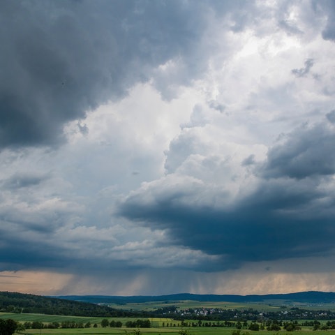 Archivfoto: Dunkle Wolken hängen über den Ausläufern des Taunus. 