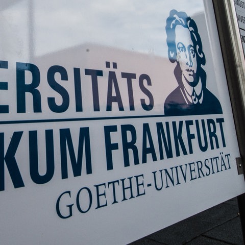 Das Schild an der Frankfurter Goethe-Uni weist den Eingang.