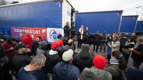 EU-Abgeordnete Gabriele Bischoff (SPD, l) spricht auf der Raststätte Gräfenhausen mit streikenden Lastwagenfahrern.