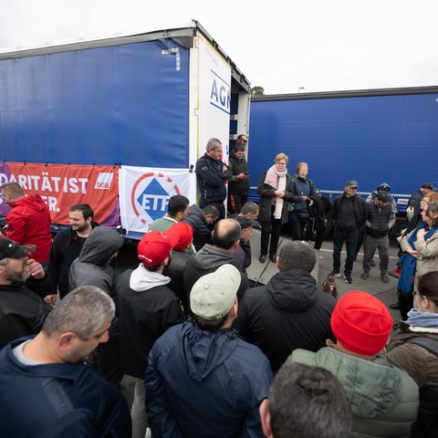 EU-Abgeordnete Gabriele Bischoff (SPD, l) spricht auf der Raststätte Gräfenhausen mit streikenden Lastwagenfahrern.