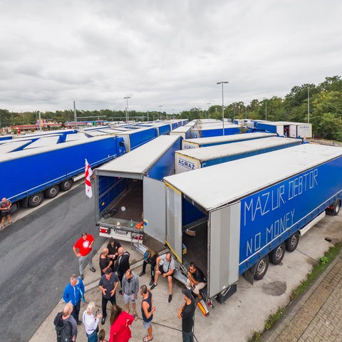 "Nie ma pieniędzy" Amazing Truckers napisał na jednej z ciężarówek w strefie serwisowej Gräfenhausen.