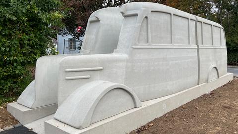Betonskulptur in Form eines Busses