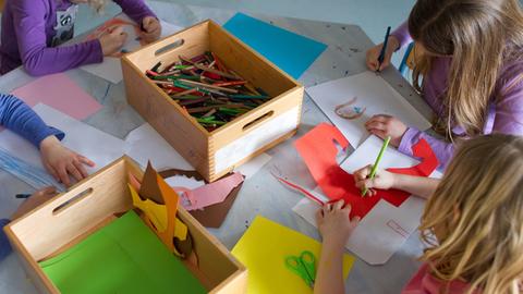 Grundschulkinder bei Bastelarbeiten