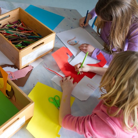 Grundschulkinder bei Bastelarbeiten