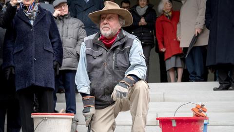 Gunter Demnig beim Verlegen von Stolpersteinen in Berlin im Februar 2020