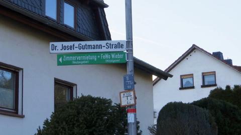 Straßenschild mit der Beschriftung "Dr-Gutmann-Straße" 